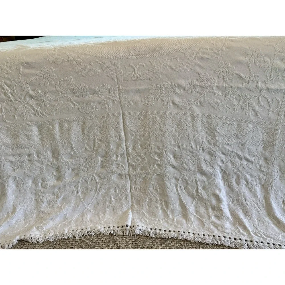 Vintage White Matelassé Bedspread 100% Cotton Jacquard Fringed Queen Coverlet
